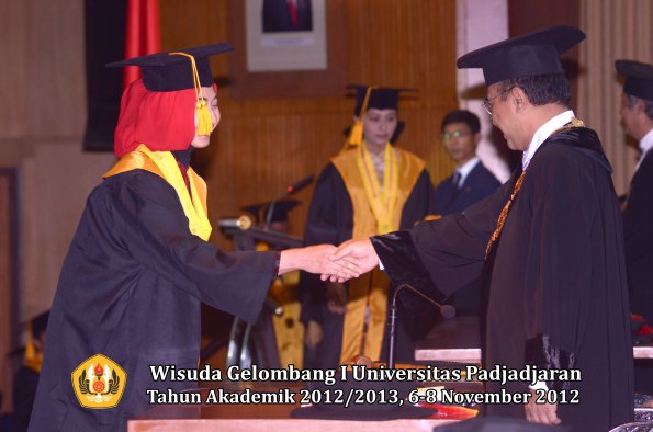 wisuda-unpad-gel-i-ta-2012_2013-fakultas-ekonomi-dan-bisnis-oleh-rektor-093