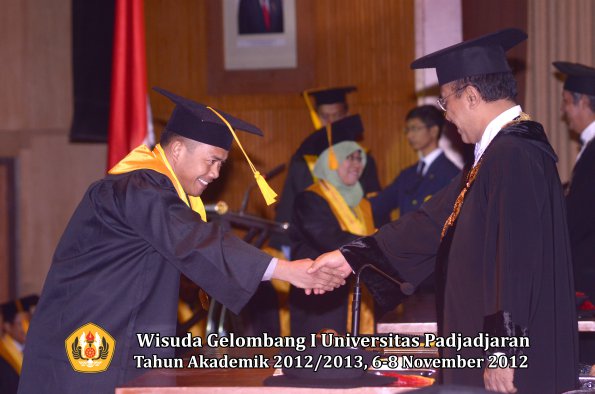 wisuda-unpad-gel-i-ta-2012_2013-fakultas-ekonomi-dan-bisnis-oleh-rektor-095