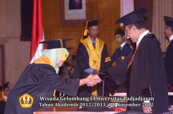 wisuda-unpad-gel-i-ta-2012_2013-fakultas-ekonomi-dan-bisnis-oleh-rektor-096