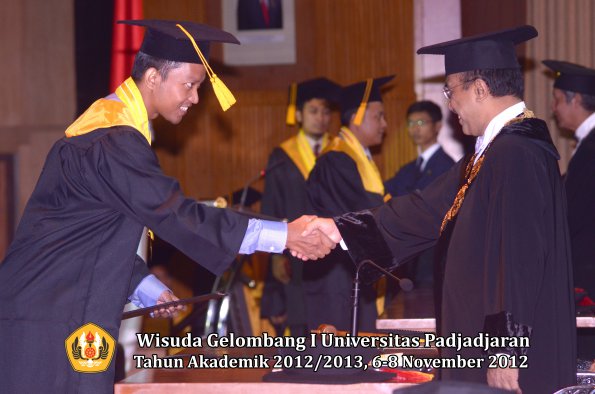 wisuda-unpad-gel-i-ta-2012_2013-fakultas-ekonomi-dan-bisnis-oleh-rektor-097