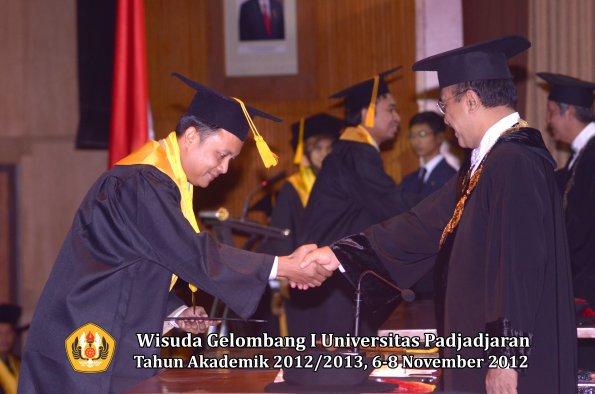 wisuda-unpad-gel-i-ta-2012_2013-fakultas-ekonomi-dan-bisnis-oleh-rektor-098