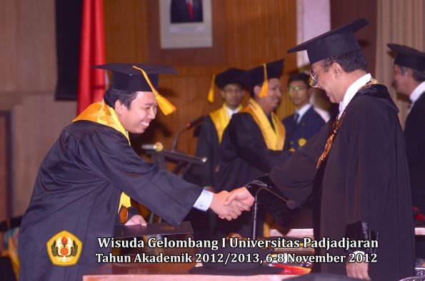 wisuda-unpad-gel-i-ta-2012_2013-fakultas-ekonomi-dan-bisnis-oleh-rektor-104