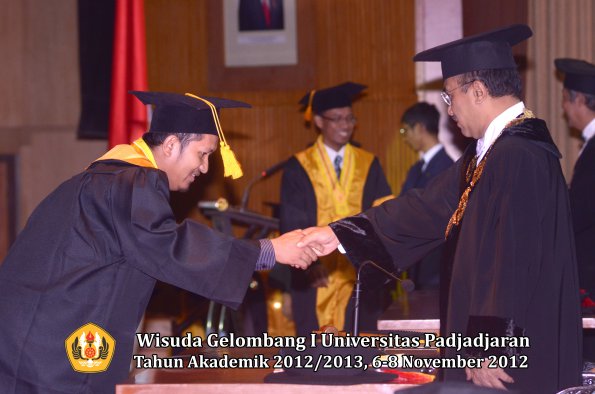 wisuda-unpad-gel-i-ta-2012_2013-fakultas-ekonomi-dan-bisnis-oleh-rektor-105