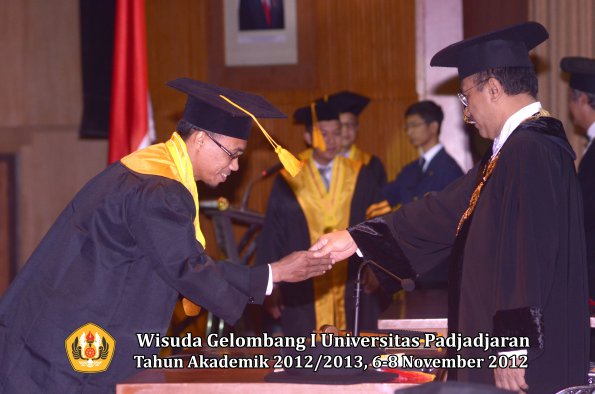 wisuda-unpad-gel-i-ta-2012_2013-fakultas-ekonomi-dan-bisnis-oleh-rektor-106