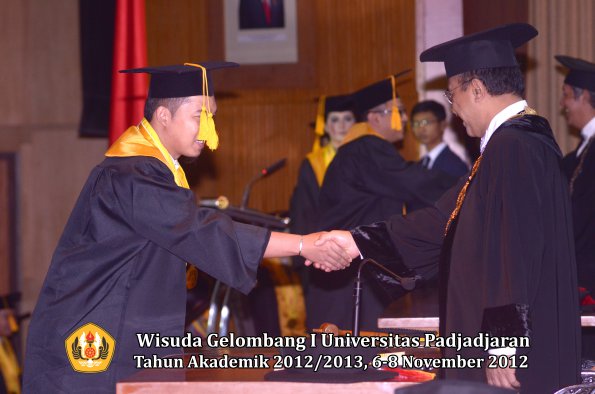 wisuda-unpad-gel-i-ta-2012_2013-fakultas-ekonomi-dan-bisnis-oleh-rektor-107