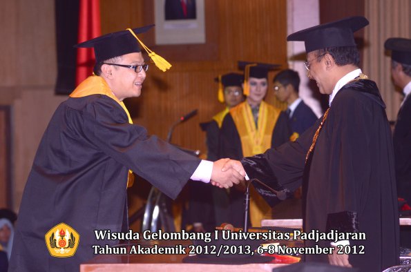 wisuda-unpad-gel-i-ta-2012_2013-fakultas-ekonomi-dan-bisnis-oleh-rektor-108