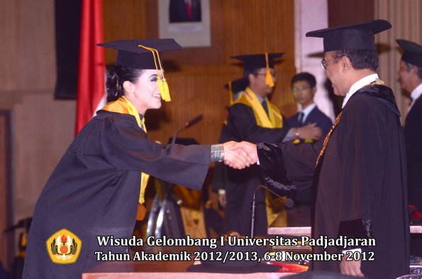 wisuda-unpad-gel-i-ta-2012_2013-fakultas-ekonomi-dan-bisnis-oleh-rektor-109