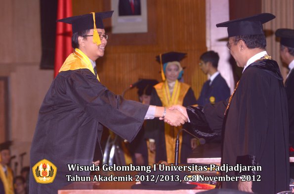 wisuda-unpad-gel-i-ta-2012_2013-fakultas-ekonomi-dan-bisnis-oleh-rektor-110