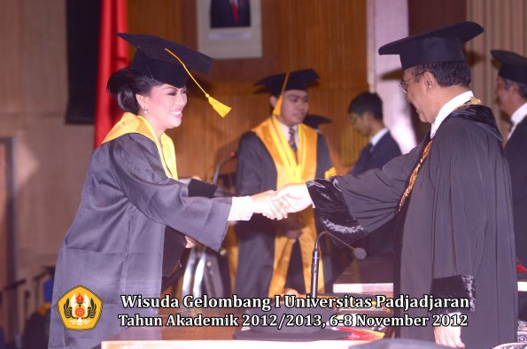 wisuda-unpad-gel-i-ta-2012_2013-fakultas-ekonomi-dan-bisnis-oleh-rektor-113