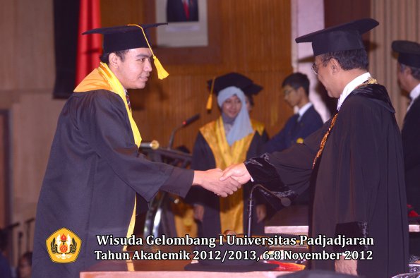 wisuda-unpad-gel-i-ta-2012_2013-fakultas-ekonomi-dan-bisnis-oleh-rektor-114