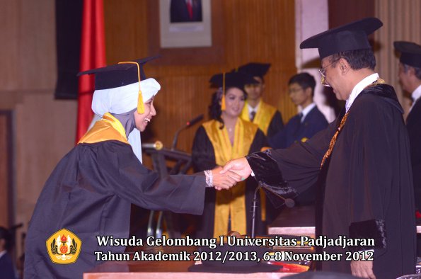 wisuda-unpad-gel-i-ta-2012_2013-fakultas-ekonomi-dan-bisnis-oleh-rektor-115