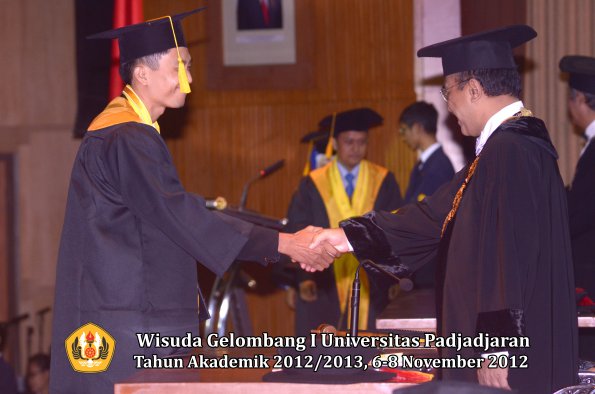 wisuda-unpad-gel-i-ta-2012_2013-fakultas-ekonomi-dan-bisnis-oleh-rektor-117