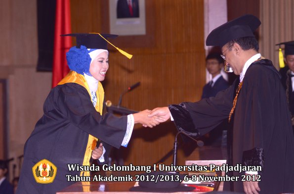 wisuda-unpad-gel-i-ta-2012_2013-fakultas-ekonomi-dan-bisnis-oleh-rektor-119