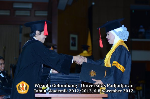 wisuda-unpad-gel-i-ta-2012_2013-fakultas-hukum-oleh-dekan-07