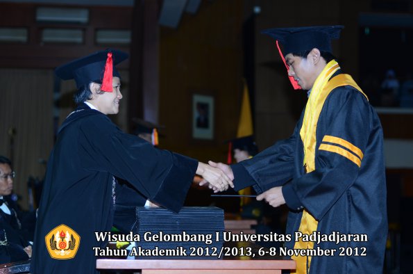 wisuda-unpad-gel-i-ta-2012_2013-fakultas-hukum-oleh-dekan-12