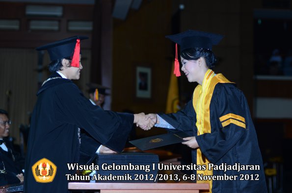 wisuda-unpad-gel-i-ta-2012_2013-fakultas-hukum-oleh-dekan-21