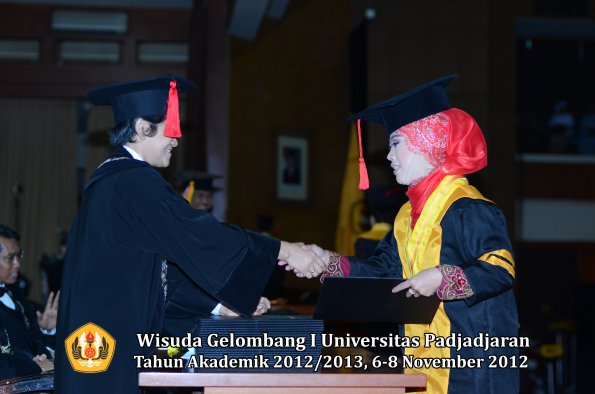 wisuda-unpad-gel-i-ta-2012_2013-fakultas-hukum-oleh-dekan-23