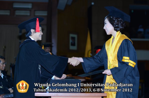 wisuda-unpad-gel-i-ta-2012_2013-fakultas-hukum-oleh-dekan-24