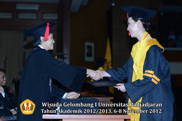 wisuda-unpad-gel-i-ta-2012_2013-fakultas-hukum-oleh-dekan-25