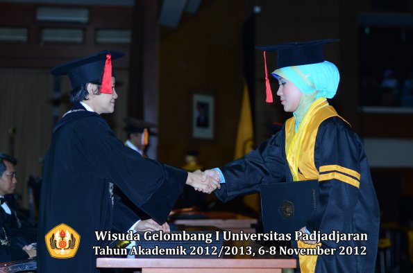 wisuda-unpad-gel-i-ta-2012_2013-fakultas-hukum-oleh-dekan-34