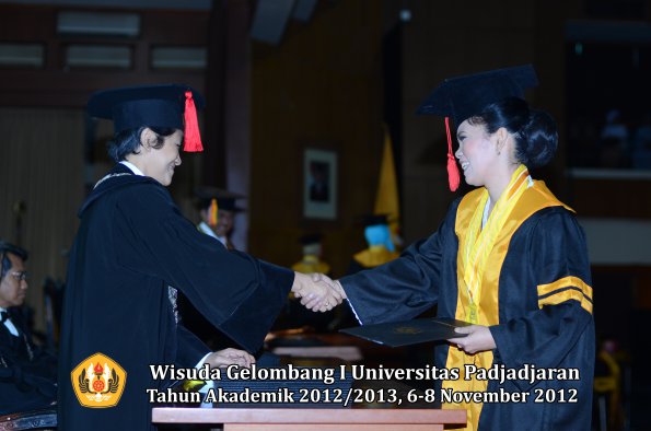 wisuda-unpad-gel-i-ta-2012_2013-fakultas-hukum-oleh-dekan-35