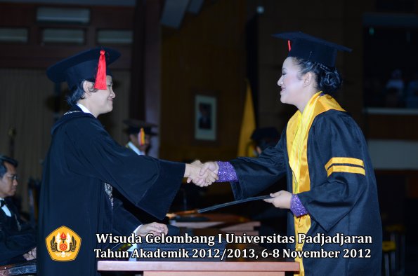 wisuda-unpad-gel-i-ta-2012_2013-fakultas-hukum-oleh-dekan-36