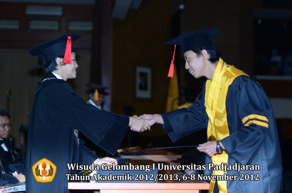 wisuda-unpad-gel-i-ta-2012_2013-fakultas-hukum-oleh-dekan-37