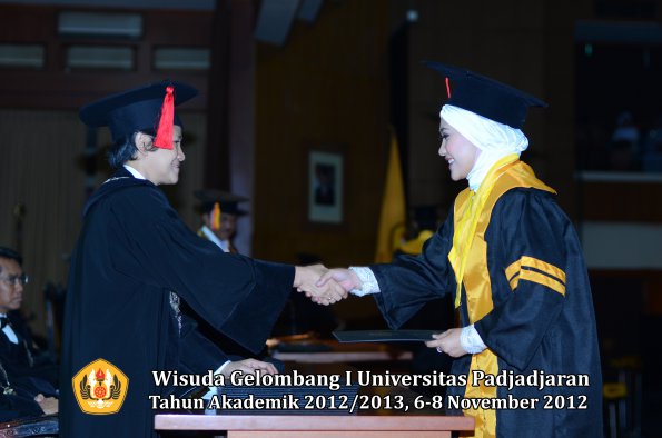 wisuda-unpad-gel-i-ta-2012_2013-fakultas-hukum-oleh-dekan-38