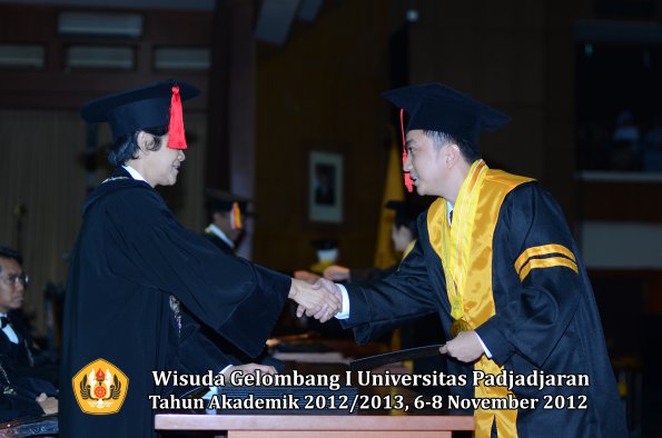 wisuda-unpad-gel-i-ta-2012_2013-fakultas-hukum-oleh-dekan-40