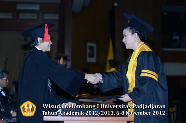 wisuda-unpad-gel-i-ta-2012_2013-fakultas-hukum-oleh-dekan-41