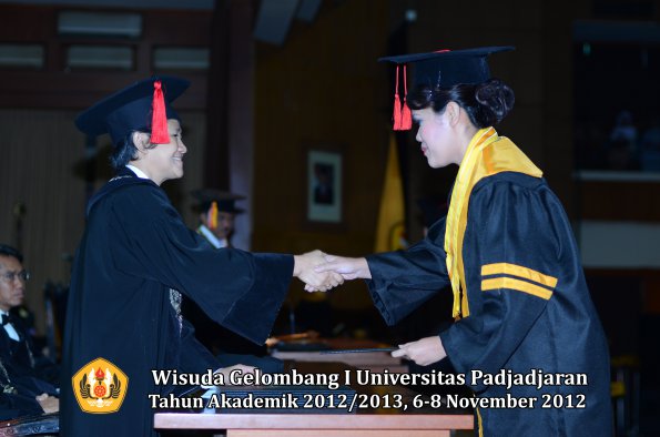 wisuda-unpad-gel-i-ta-2012_2013-fakultas-hukum-oleh-dekan-42