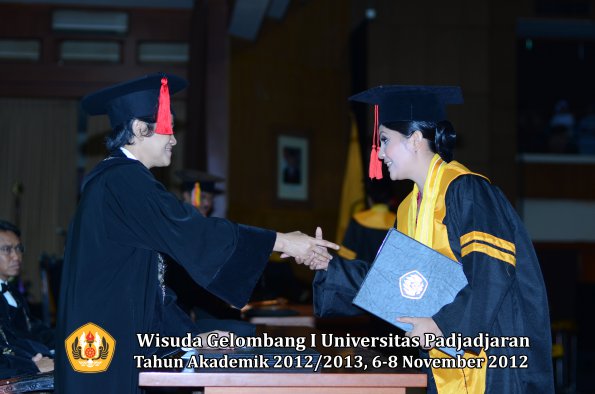 wisuda-unpad-gel-i-ta-2012_2013-fakultas-hukum-oleh-dekan-43