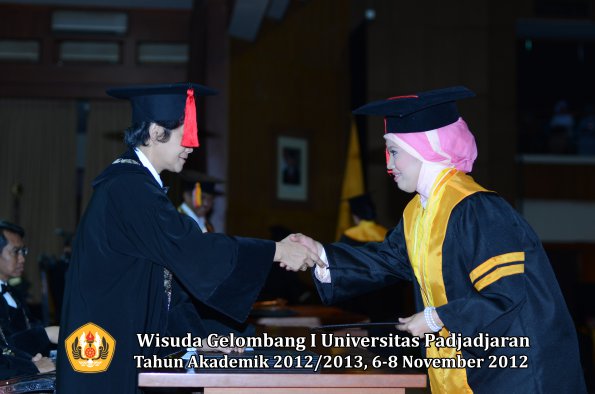 wisuda-unpad-gel-i-ta-2012_2013-fakultas-hukum-oleh-dekan-44