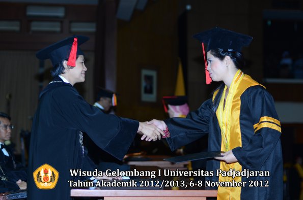 wisuda-unpad-gel-i-ta-2012_2013-fakultas-hukum-oleh-dekan-45