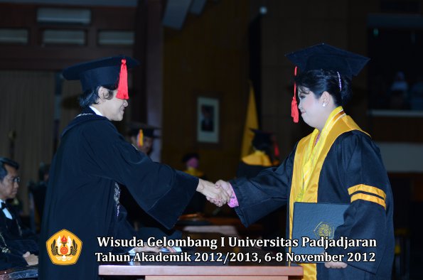 wisuda-unpad-gel-i-ta-2012_2013-fakultas-hukum-oleh-dekan-46