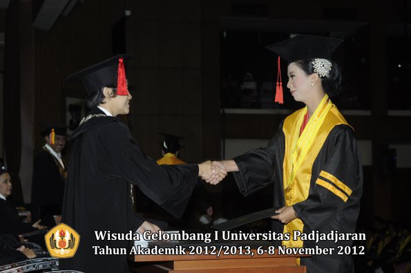 wisuda-unpad-gel-i-ta-2012_2013-fakultas-hukum-oleh-dekan-47