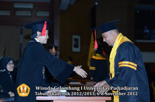 wisuda-unpad-gel-i-ta-2012_2013-fakultas-hukum-oleh-dekan-48