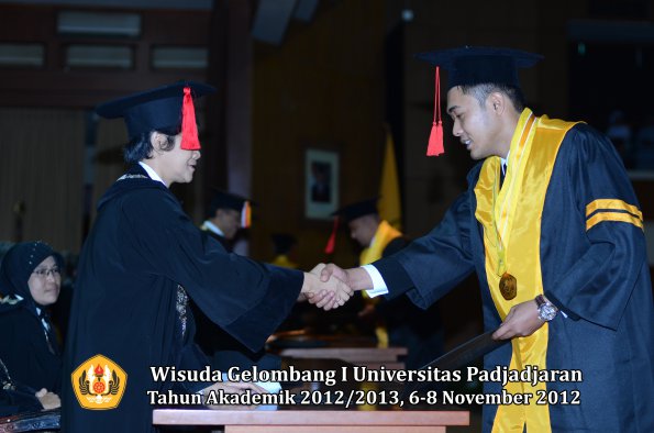 wisuda-unpad-gel-i-ta-2012_2013-fakultas-hukum-oleh-dekan-49