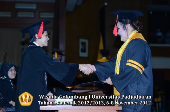 wisuda-unpad-gel-i-ta-2012_2013-fakultas-hukum-oleh-dekan-50