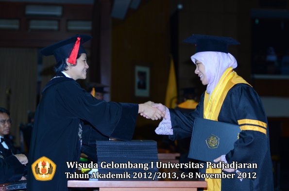 wisuda-unpad-gel-i-ta-2012_2013-fakultas-hukum-oleh-dekan-51