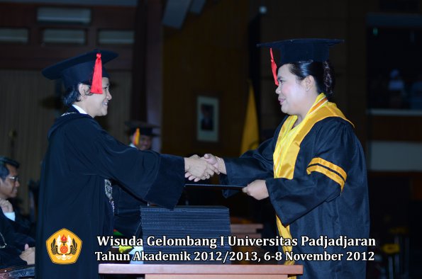 wisuda-unpad-gel-i-ta-2012_2013-fakultas-hukum-oleh-dekan-52