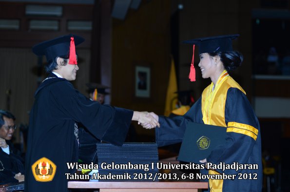 wisuda-unpad-gel-i-ta-2012_2013-fakultas-hukum-oleh-dekan-53