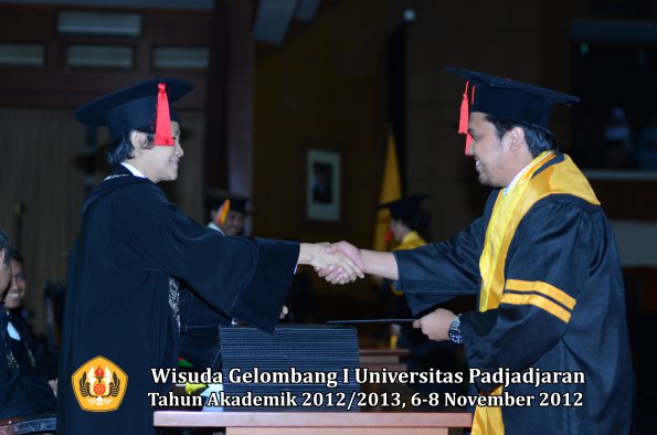 wisuda-unpad-gel-i-ta-2012_2013-fakultas-hukum-oleh-dekan-54