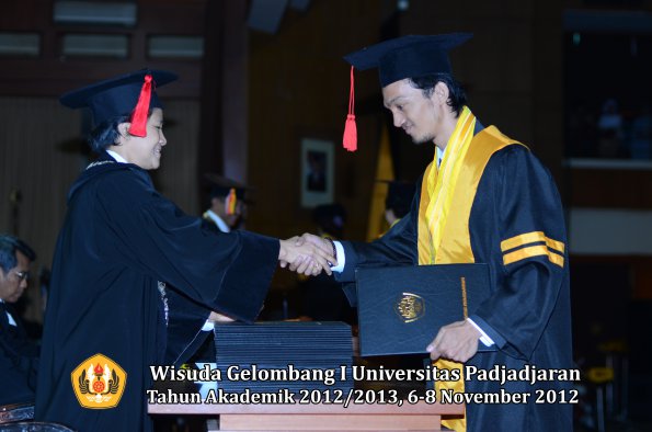 wisuda-unpad-gel-i-ta-2012_2013-fakultas-hukum-oleh-dekan-59