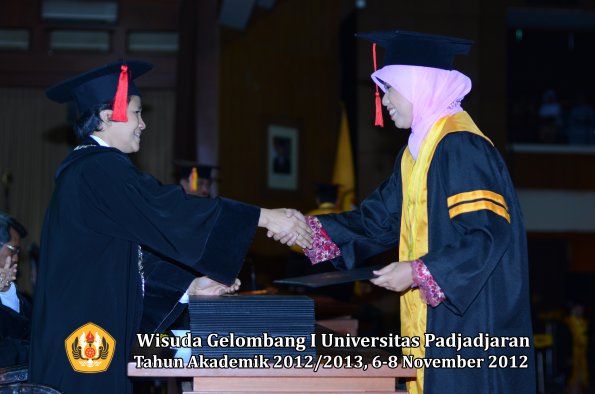 wisuda-unpad-gel-i-ta-2012_2013-fakultas-hukum-oleh-dekan-61