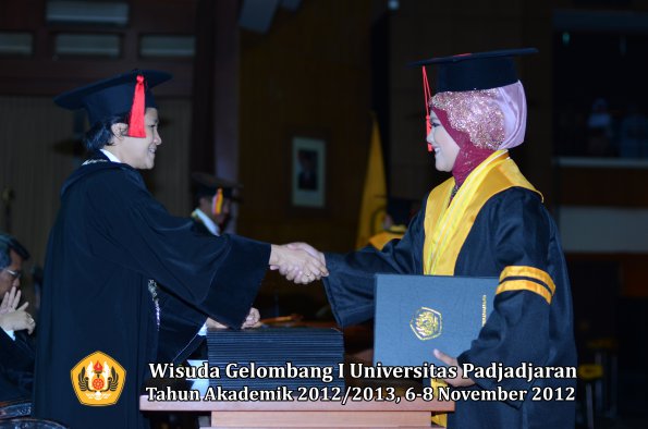 wisuda-unpad-gel-i-ta-2012_2013-fakultas-hukum-oleh-dekan-64