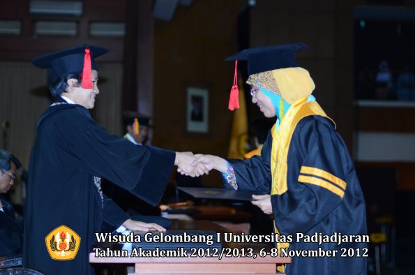 wisuda-unpad-gel-i-ta-2012_2013-fakultas-hukum-oleh-dekan-81