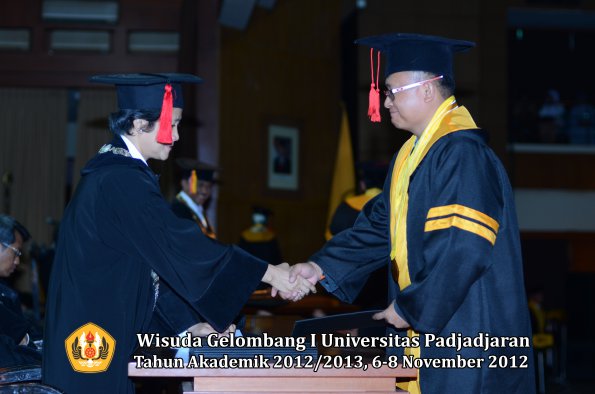 wisuda-unpad-gel-i-ta-2012_2013-fakultas-hukum-oleh-dekan-85