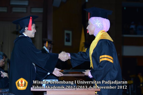 wisuda-unpad-gel-i-ta-2012_2013-fakultas-hukum-oleh-dekan-88