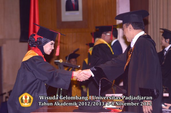 wisuda-unpad-gel-i-ta-2012_2013-fakultas-hukum-oleh-rektor-02